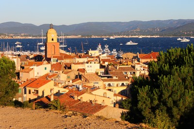 Plongée sous-marine à St-Tropez avec vue sur la mer Méditerranée et les bateaux de luxe